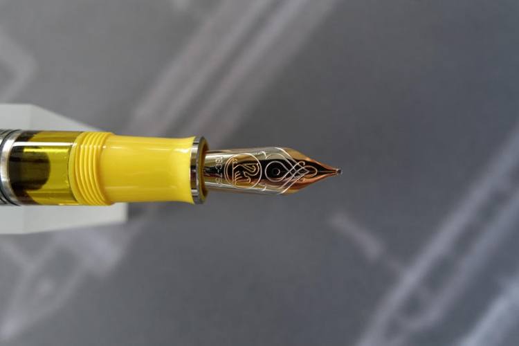 Bút máy Pelikan Toledo M910 Yellow