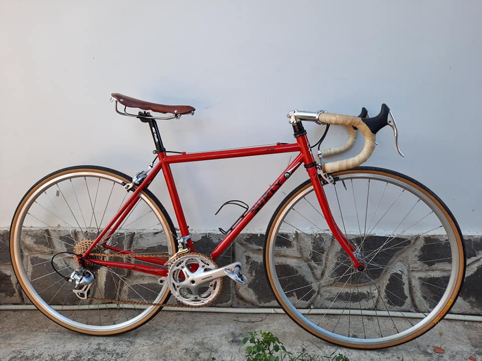 Xe đạp Minh  Bình Dương  XE ĐẠP CUỘC GIẢ CỔ 700C AZI MỚI 2019 Đặc  điểm  Nổi bật với khung sườn gợi nhớ chút màu sắc cổ điển nhưng