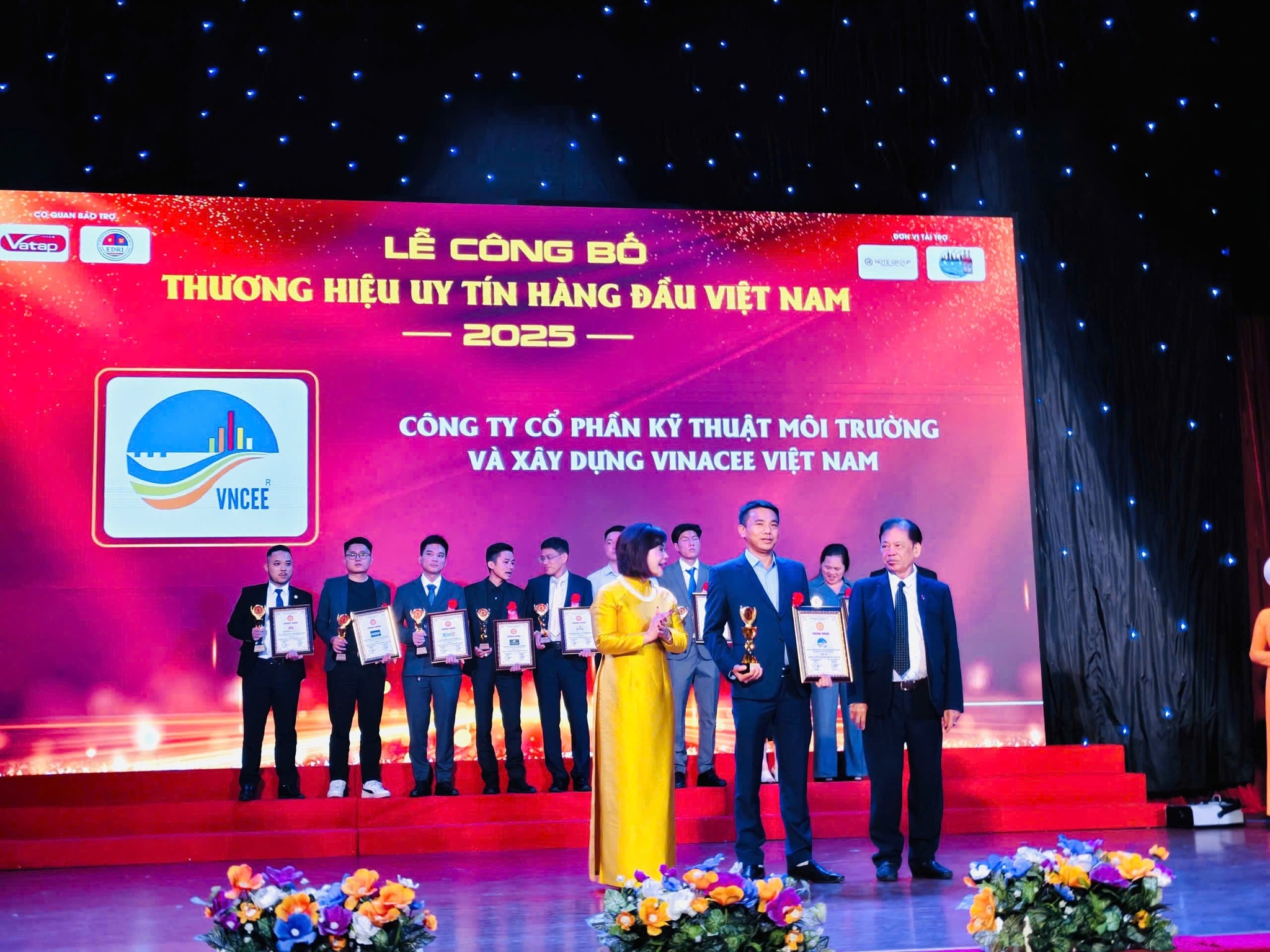 VINACEE Việt Nam đón nhận Chứng nhận thương hiệu hàng đầu Việt Nam năm 2025