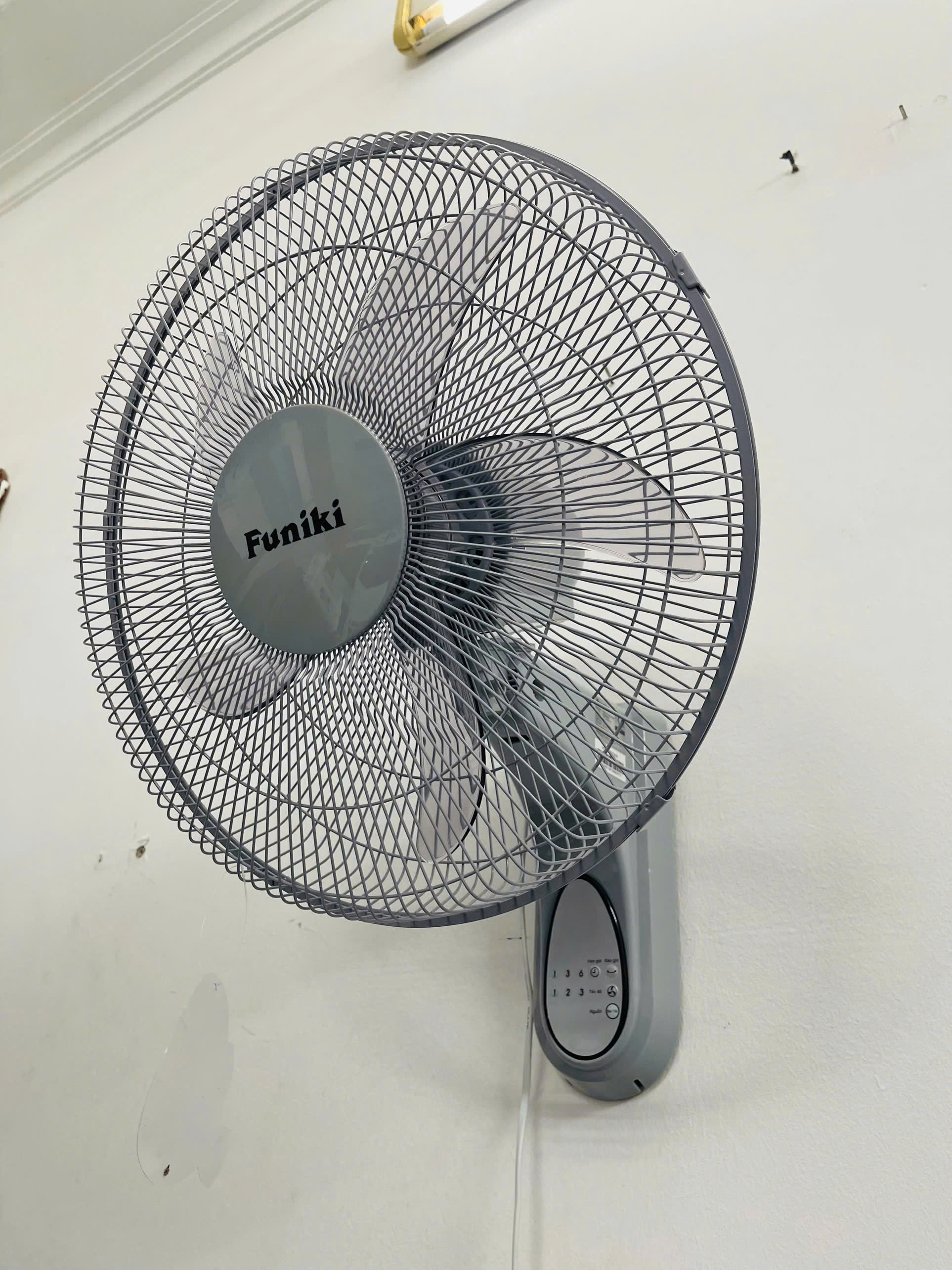 (Bảo hành 14 tháng) Quạt treo tường Funiki HQT3802AR 55W, 5 cánh, điều khiển từ xa