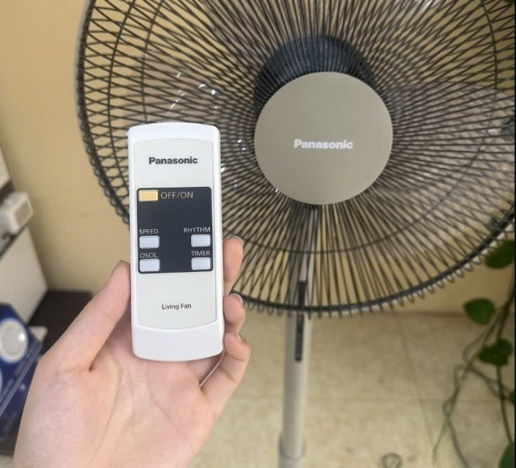 Quạt cây Panasonic F-409KB (màu xanh, màu Be) - bảo hành 12 tháng