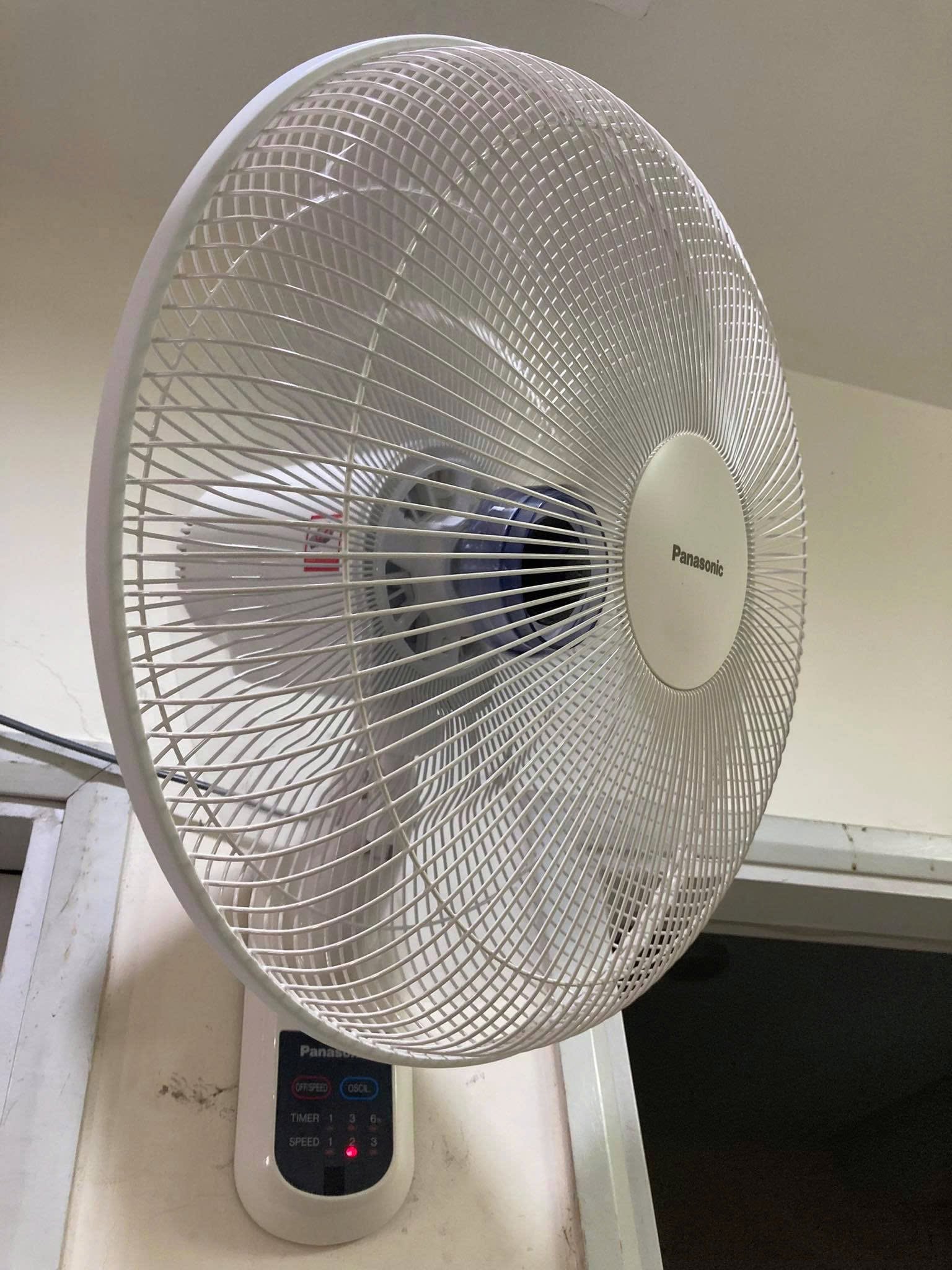 Quạt treo tường PANASONIC F-409M ( màu xanh và trắng)