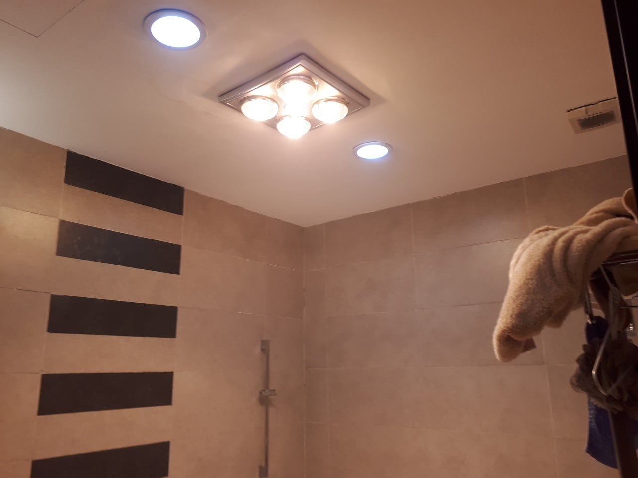 Đèn sưởi nhà tắm âm trần Heizen HE-4BR (Tặng găng tay cao cấp)