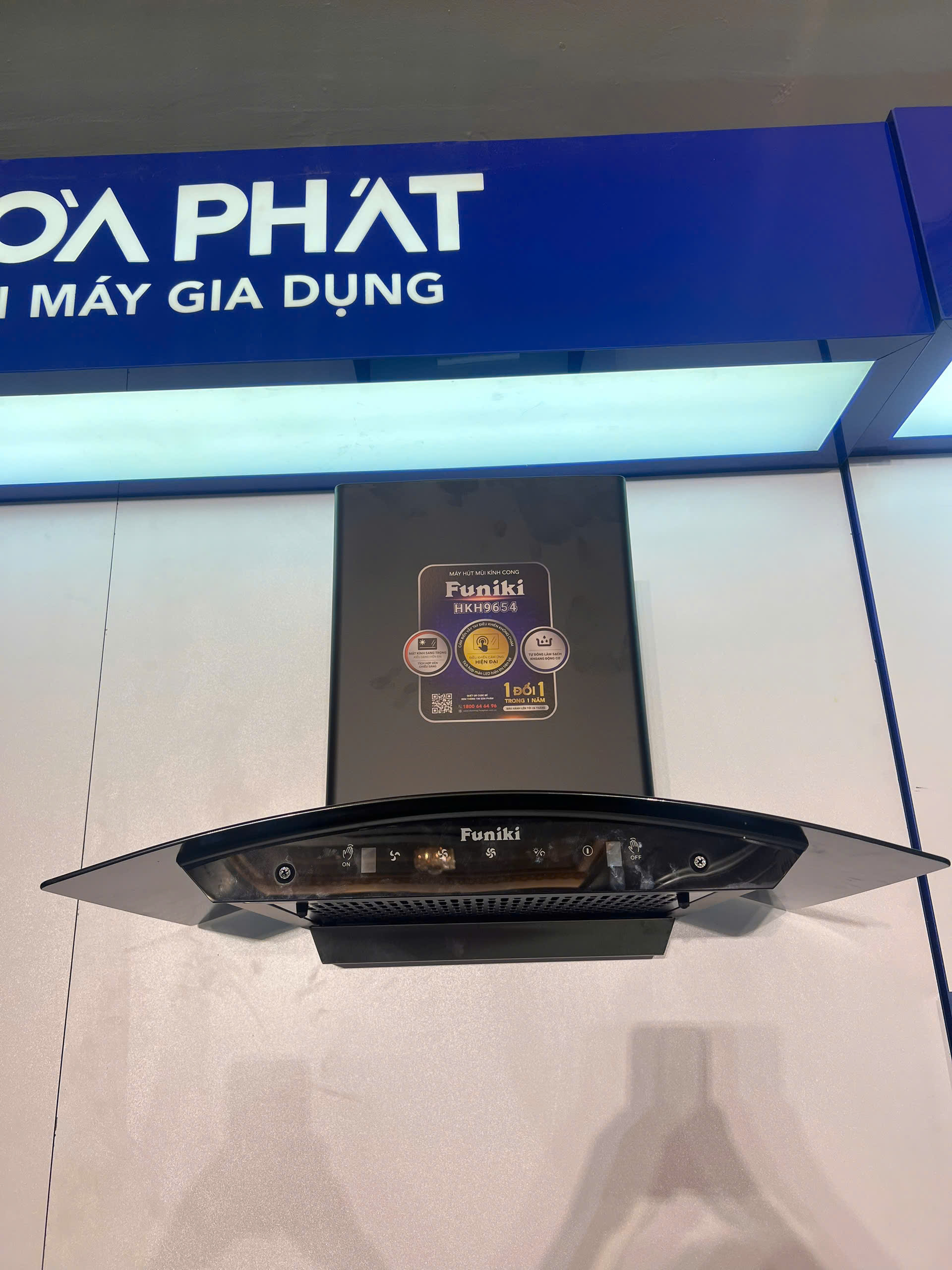 Máy hút mùi kính cong Funiki HKH9654 rộng 70cm, điều khiển cảm ứng , cảm biến vẫy tay - Bảo hành 26 tháng