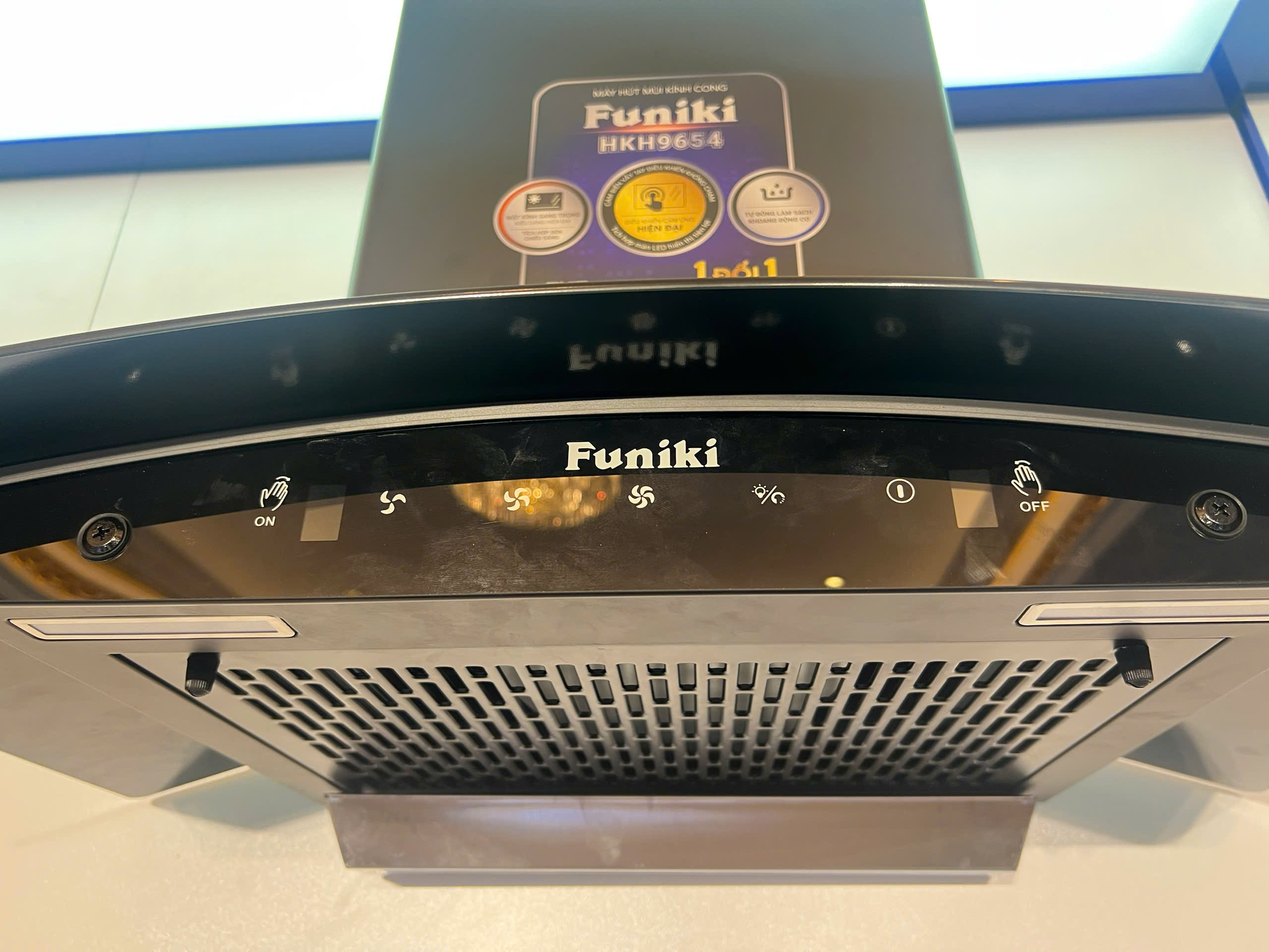 Máy hút mùi kính cong Funiki HKH9654 rộng 70cm, điều khiển cảm ứng , cảm biến vẫy tay - Bảo hành 26 tháng