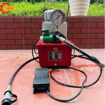 Bơm Tay Hay Bơm Điện Cho Máy Đột: So Sánh Tốc Độ, Chi Phí Và Khối Lượng Công Việc