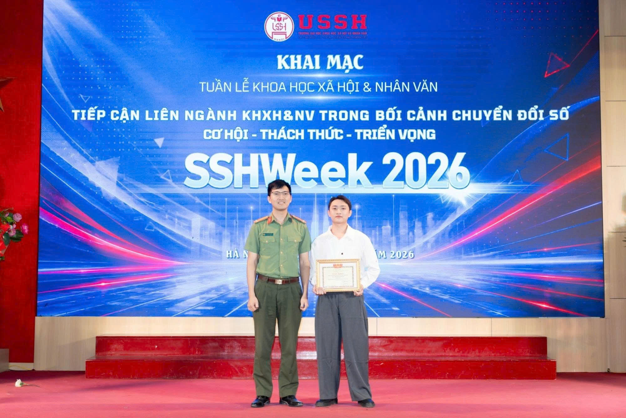 Đức Anh và thầy Trần Đăng Ninh – Giảng viên thỉnh giảng Khoa Quản trị thông tin, Trường Đại học Khoa học xã hội và Nhân văn