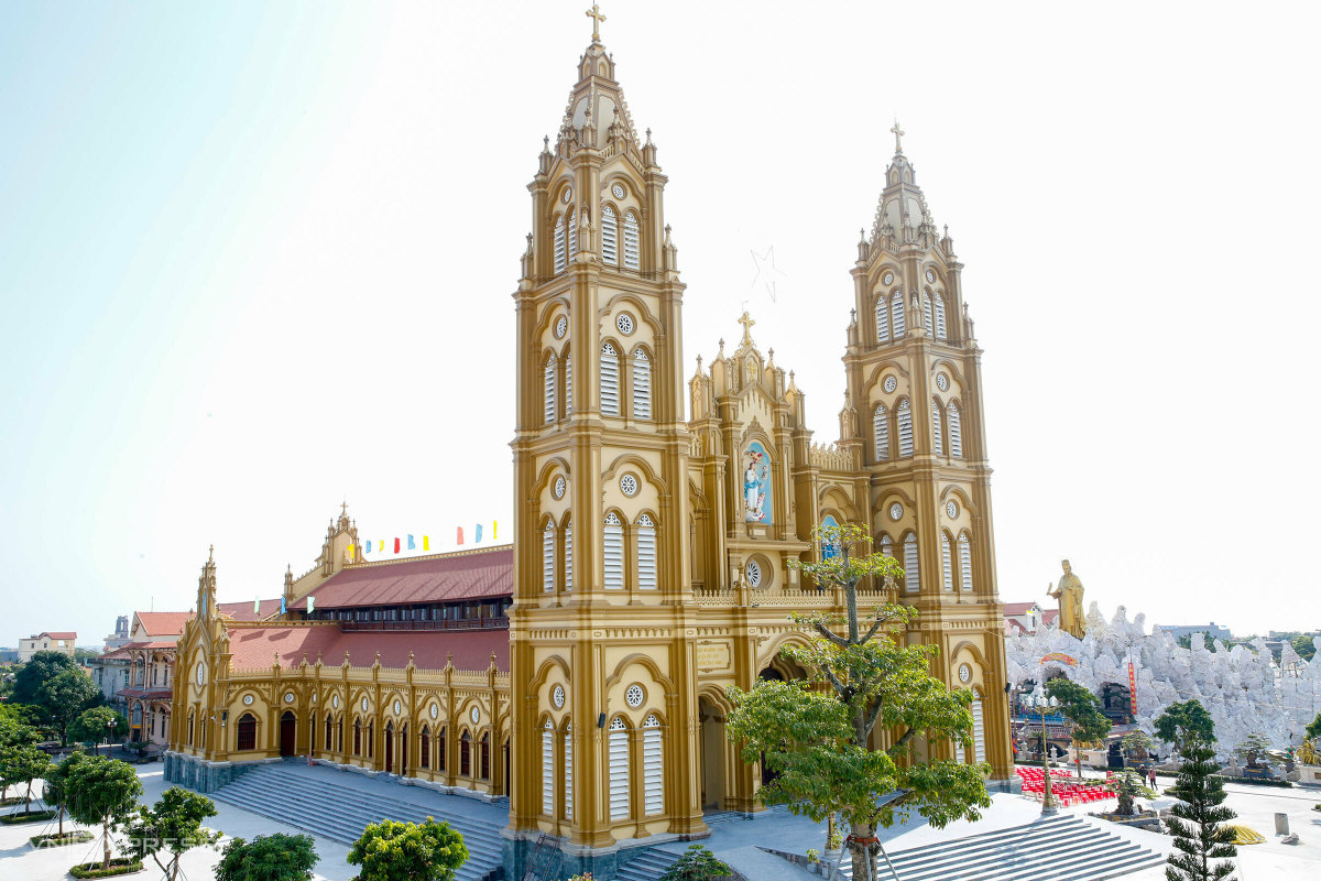 Nhà thờ bằng gỗ dát vàng độc đáo ở Nam Định