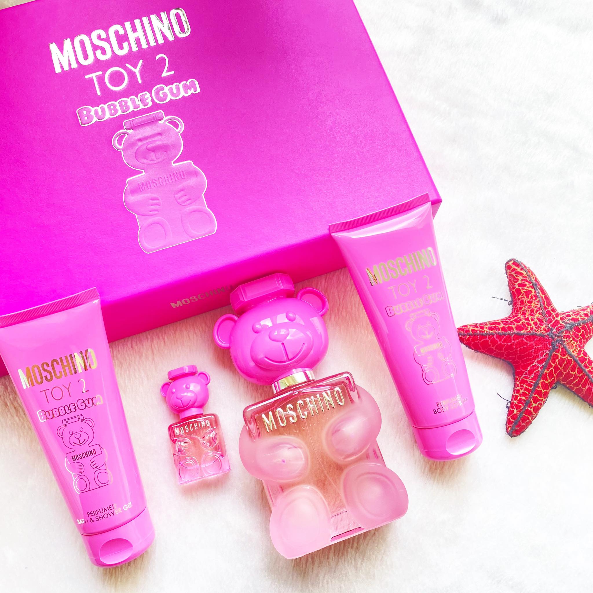 Set Nước Hoa Nữ Moschino Toy 2 Bubble Gum EDT (100ml + Bath & Shower Gel 100ml + Body Lotion 100ml + Mini 5ml)