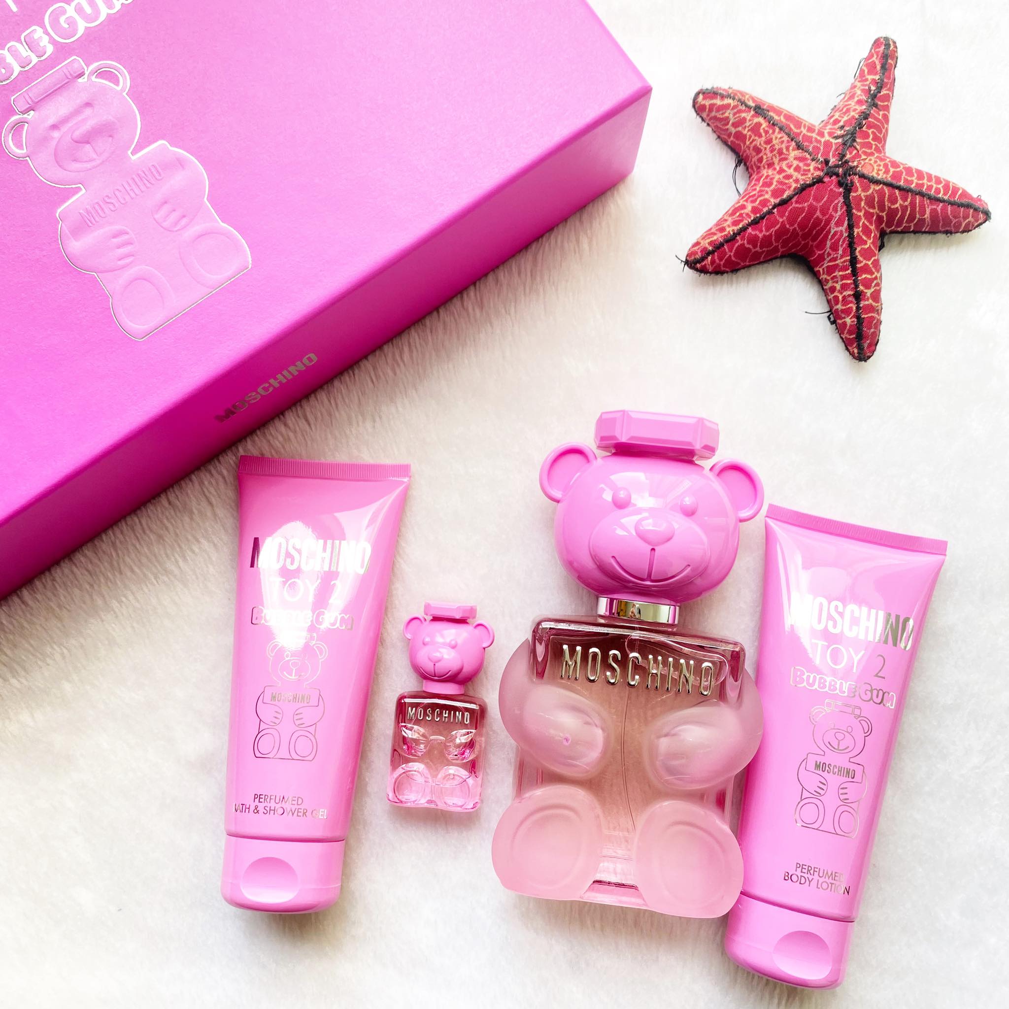 Set Nước Hoa Nữ Moschino Toy 2 Bubble Gum EDT (100ml + Bath & Shower Gel 100ml + Body Lotion 100ml + Mini 5ml)