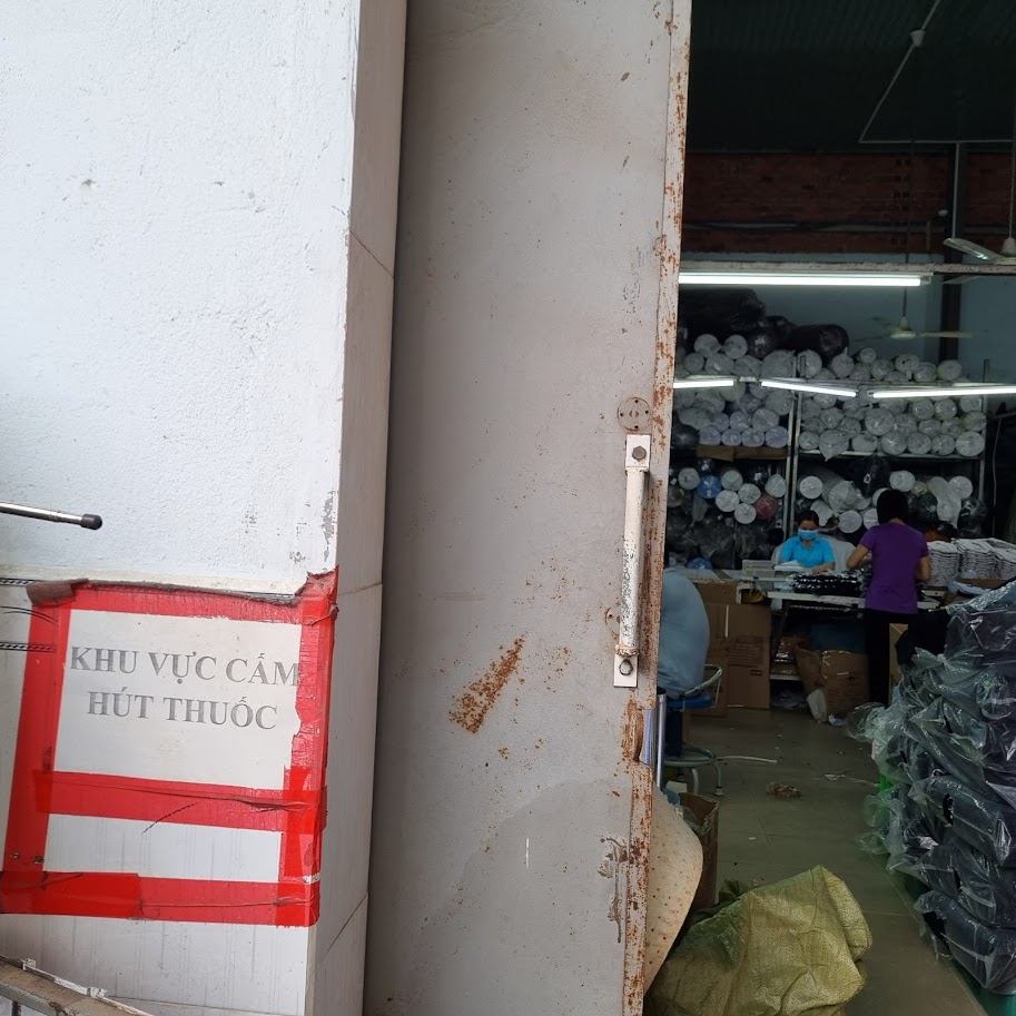 Biển khu vực cấm hút thuốc dán ở cửa vào kho vải