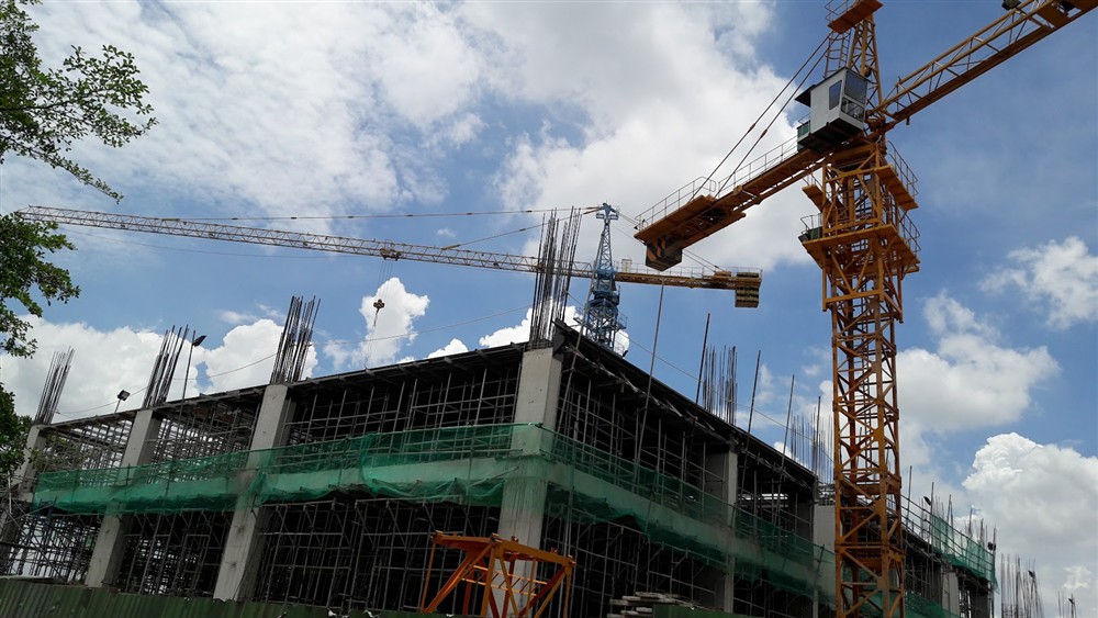 Cần trục tháp trên công trường nhiều tầng