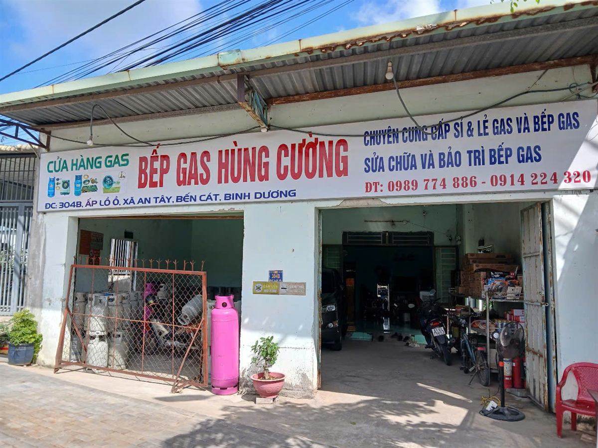 Mặt tiền một cửa hàng gas với bình gas xếp trước cửa