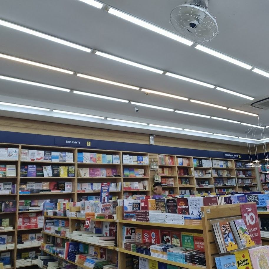 Cửa hàng sách với các kệ gỗ và đèn trần