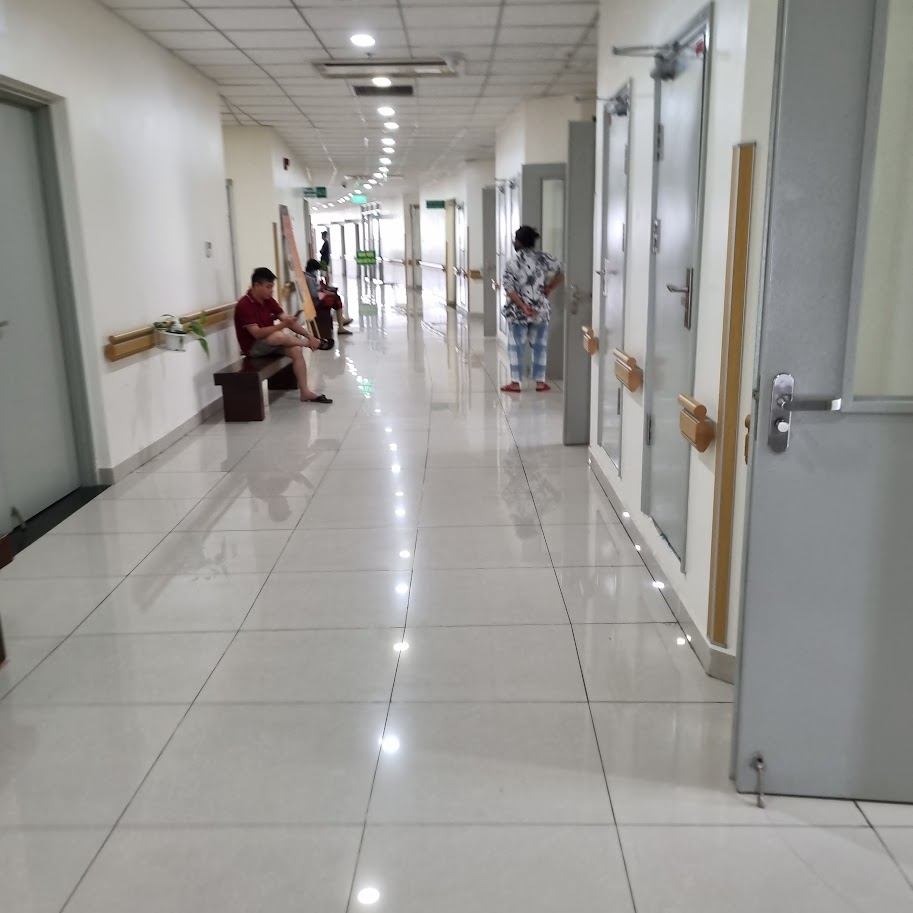 Hành lang bệnh viện có ghế chờ cho bệnh nhân