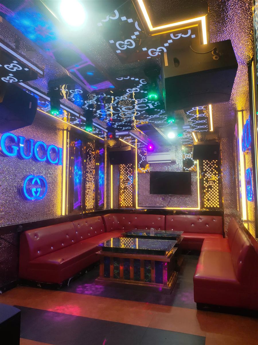 Bên trong phòng hát karaoke với đèn LED trang trí