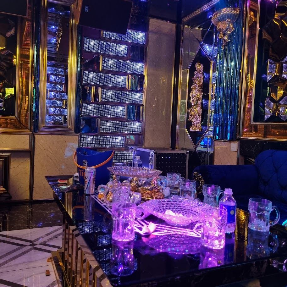 Quầy bar VIP với ly pha lê và ánh sáng trang trí trong cơ sở karaoke