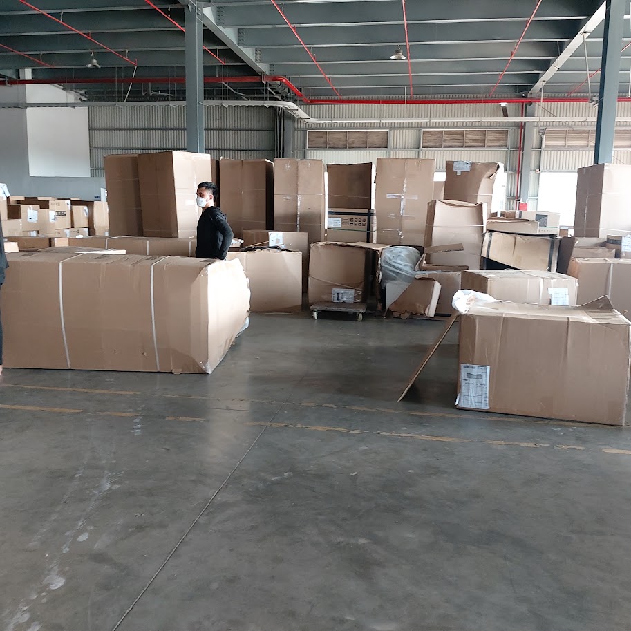 Kho thùng carton lớn trong nhà xưởng có đường ống chữa cháy trên trần