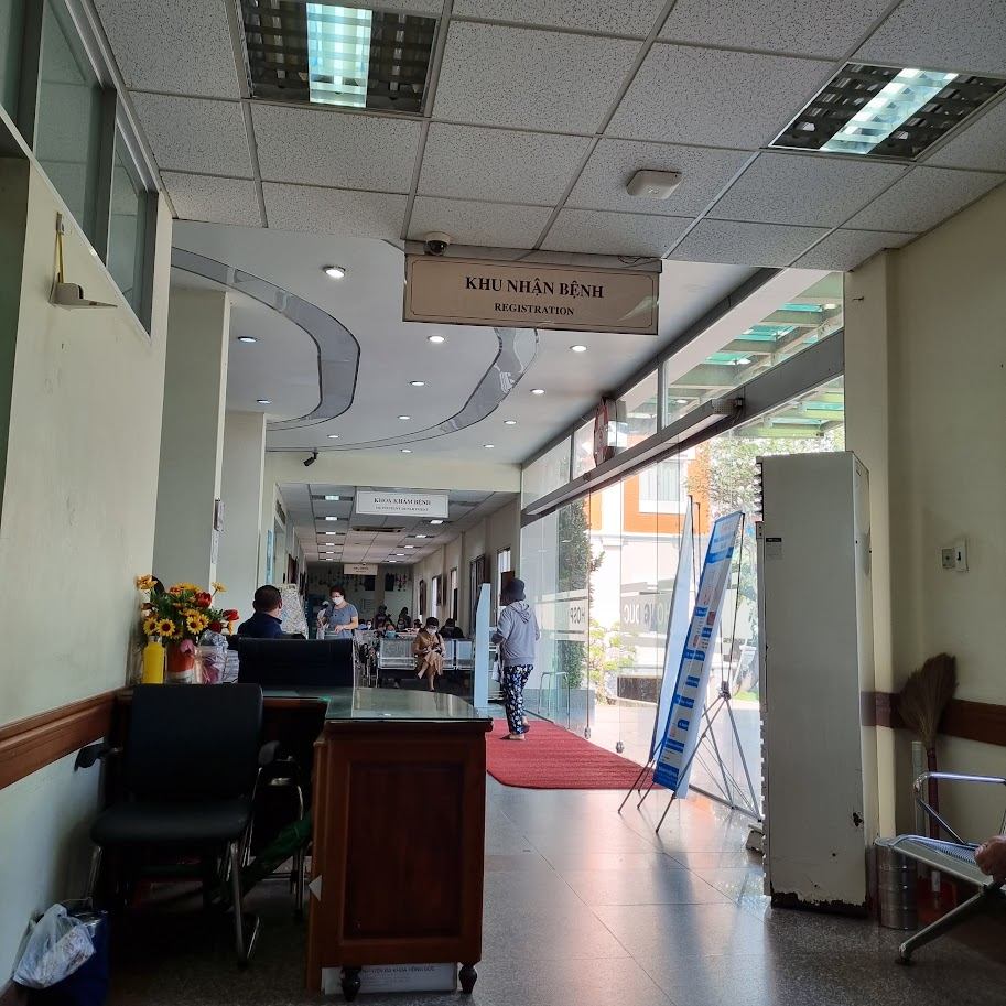 Lối vào khu khám bệnh có quầy tiếp nhận