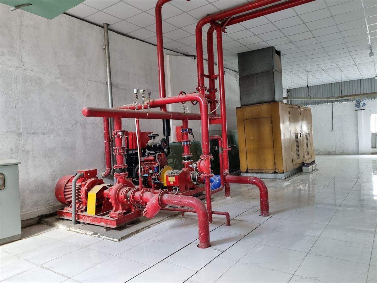 Phòng bơm chữa cháy với hệ thống ống đỏ và máy bơm