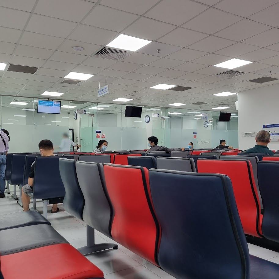 Phòng chờ khám bệnh với hàng ghế đỏ và xanh