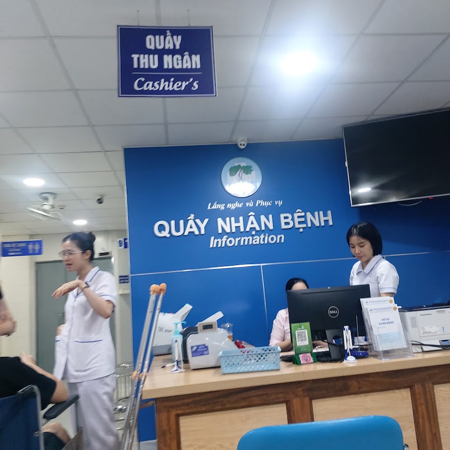 Quầy nhận bệnh và thu ngân bệnh viện - lấy hóa đơn để bồi thường bảo hiểm sức khỏe MIC