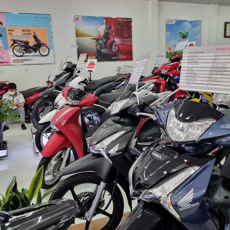 Showroom trưng bày xe máy với bảng thông tin giá