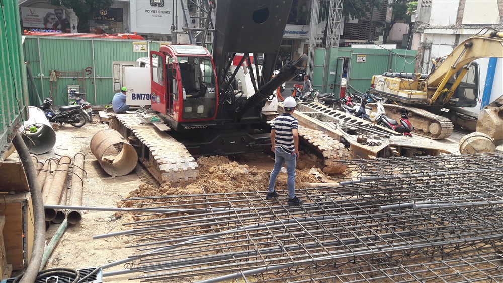 Máy khoan cọc nhồi và lồng thép tại công trường đô thị