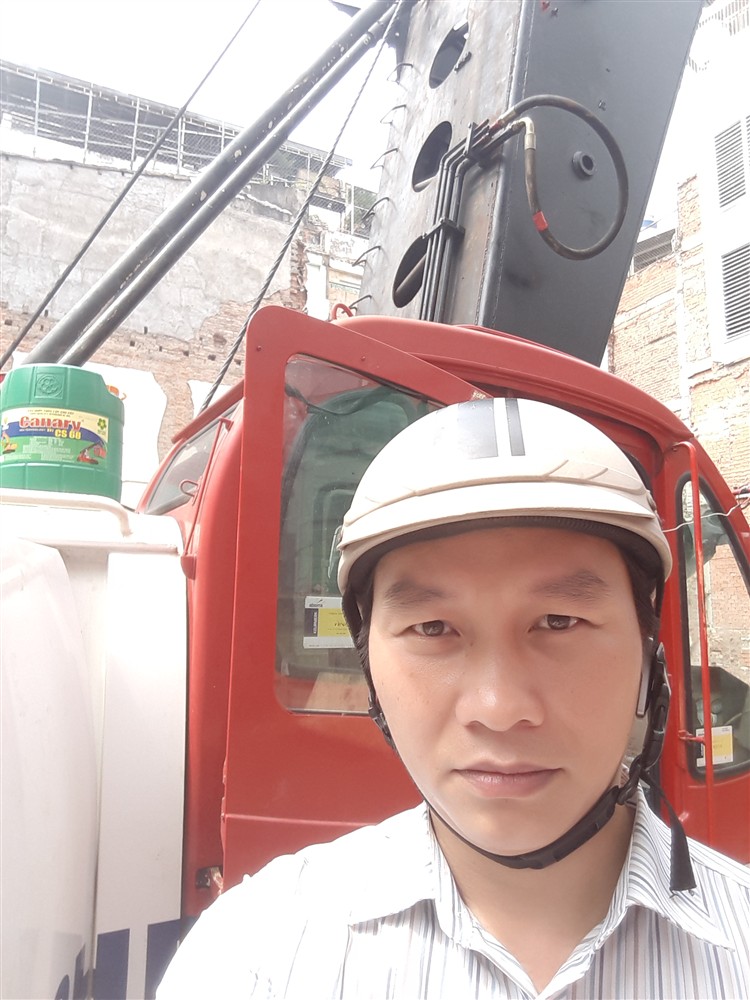Trần Xuân Định đội mũ bảo hộ tại công trường