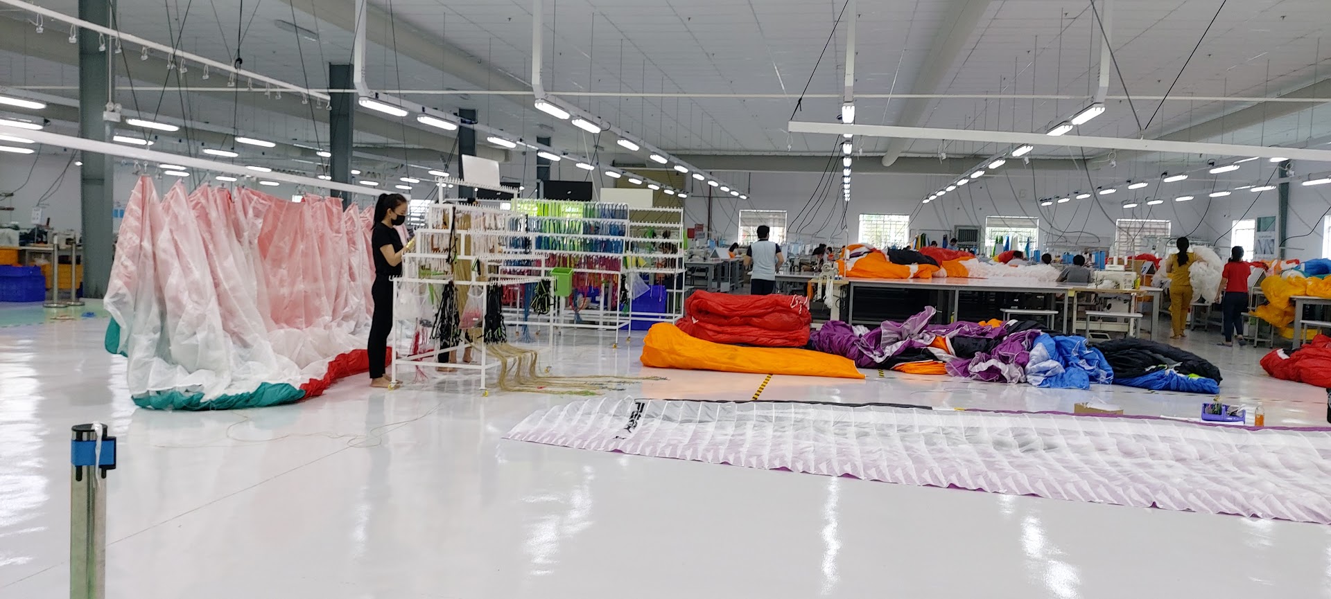Nguyên liệu vải, sợi màu trong xưởng sản xuất dù lượn