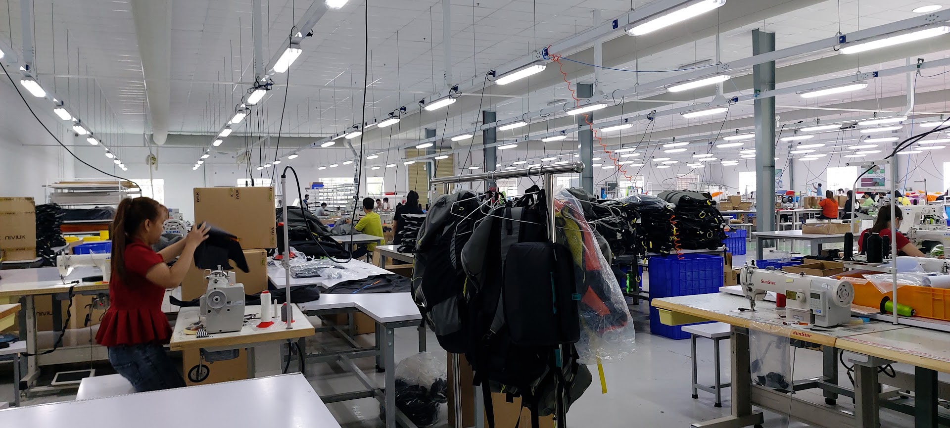 Dây chuyền máy may công nghiệp trong xưởng may