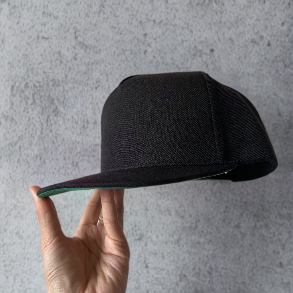 Nón Snapback style Aframe Vải trơn đen xịn vành mặt dưới nón màu xanh lá Brand One Hat