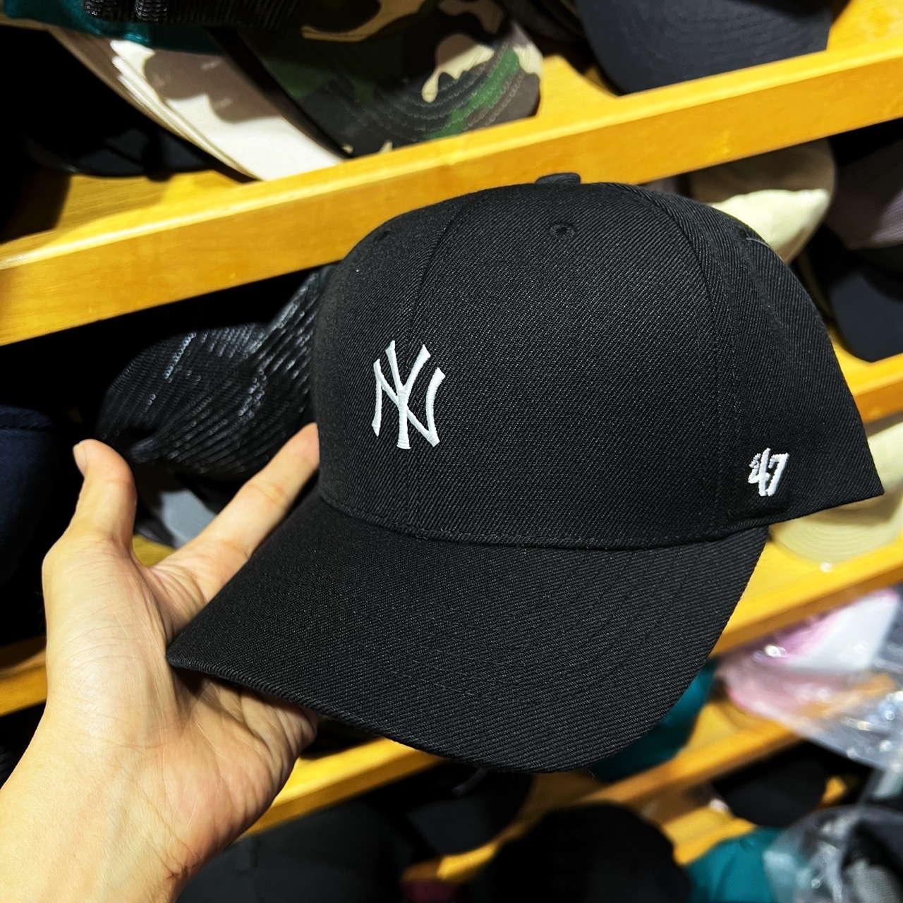 Nón New.york logo nhỏ thêu trắng vải đen QUAI CÀI NÚT chất lượng cao [freesize 56 ->58,5cm]