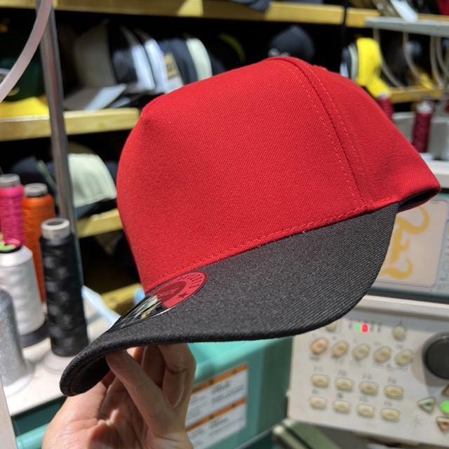 Phôi nón trơn truckercap vải đỏ mịn vành đen chất lượng cao fom sâu đầu
