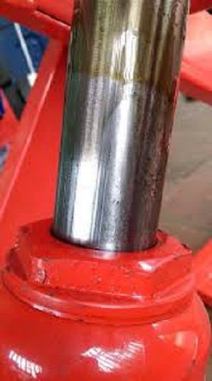 Nguyên nhân bàn nâng xe máy bị chảy dầu, cách khắc phục