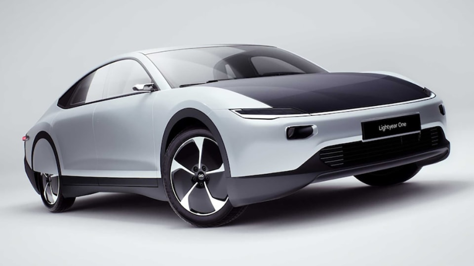 Xuất hiện xe ô tô điện năng lượng mặt trời chạy 7 tháng không cần sạc sắp được ra mắt