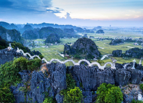 Hang Múa - điểm hot nhất Ninh Bình trong mắt khách Tây