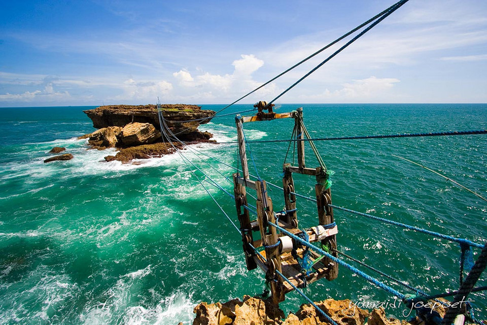 Mạo hiểm đi cáp treo gỗ băng qua biển ở Indonesia