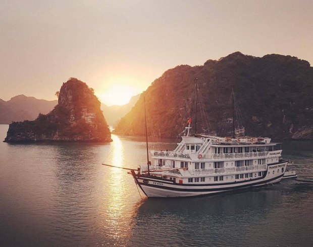 Tận hưởng mùa hè sang chảnh trên du thuyền đẹp lộng lẫy ngay giữa Vịnh Hạ Long