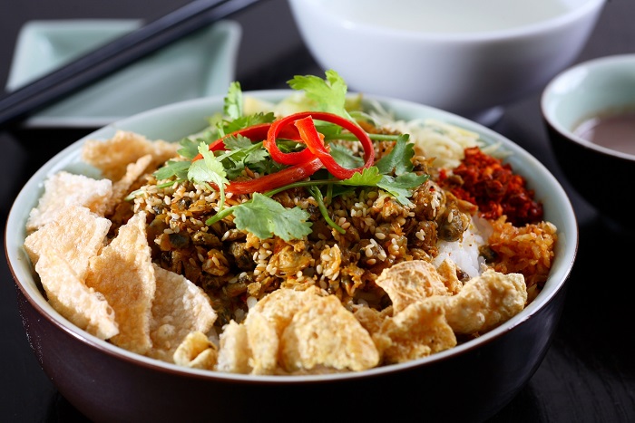 5 quán cơm hến ngon nức tiếng và 'đắt hàng như tôm tươi' ở Huế