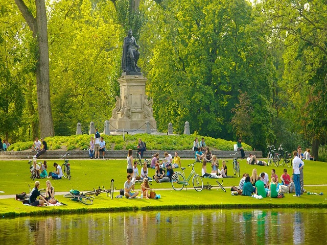 Amsterdam an yên xinh đẹp đầu xuân quyến rũ khách du lịch Hà Lan