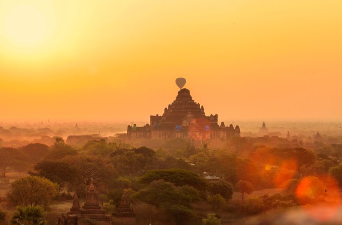 Bình minh nhuốm màu huyền bí trên miền đất Phật