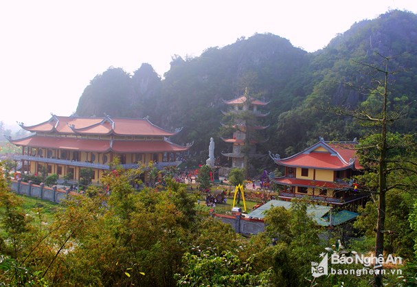 Hàng ngàn người đổ về ngôi chùa đẹp nhất Diễn Châu