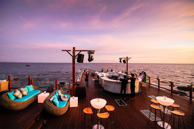 Chẳng phải đi đâu xa, VN cũng có bar bãi biển lãng mạn như ở trời Tây