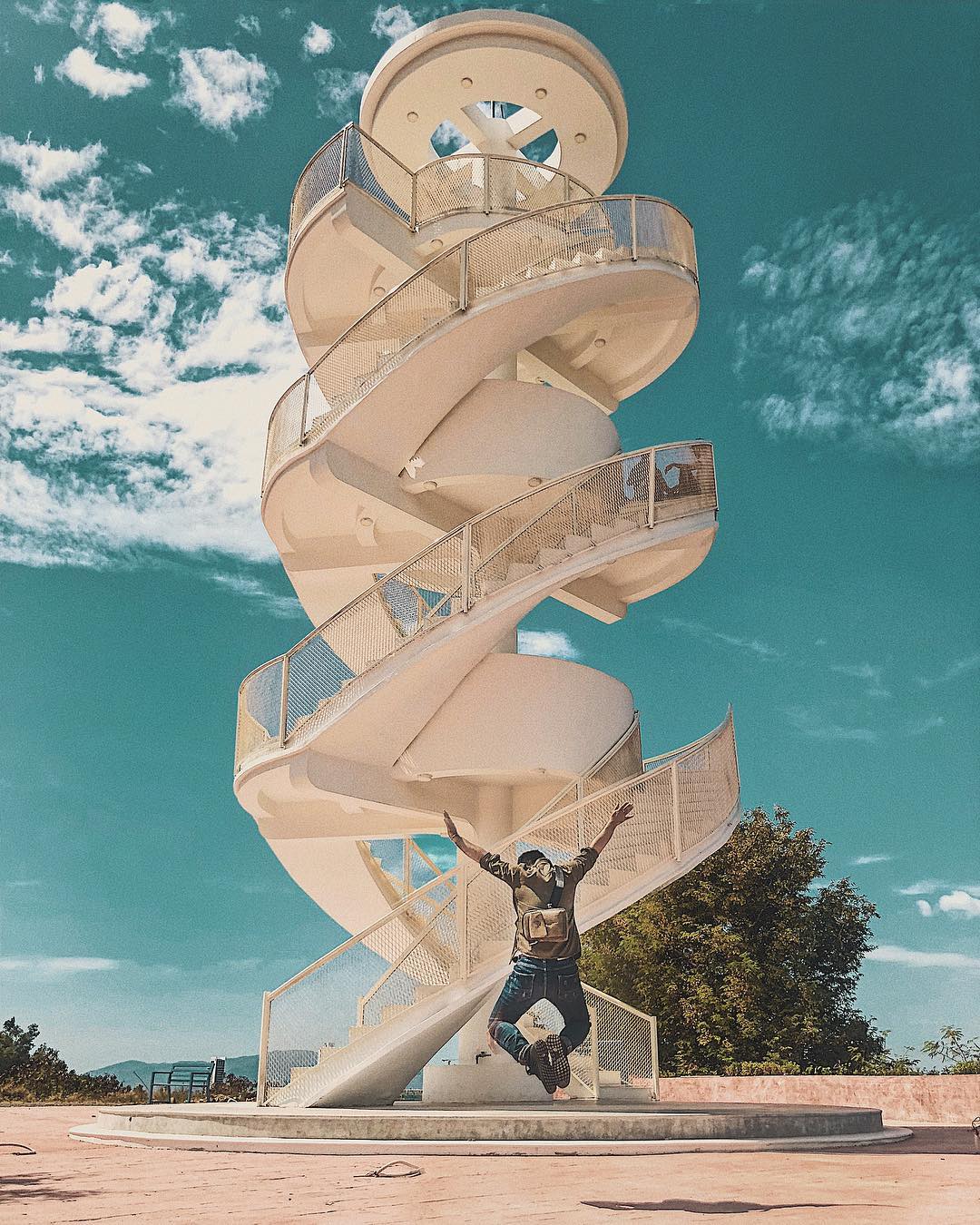 Chụp ngàn kiểu với cầu thang xoắn ốc góc nào lên hình cũng đẹp