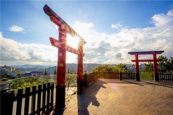 Đà Lạt lại xuất hiện thêm Cổng trời, 'check in' mỏi tay không hết