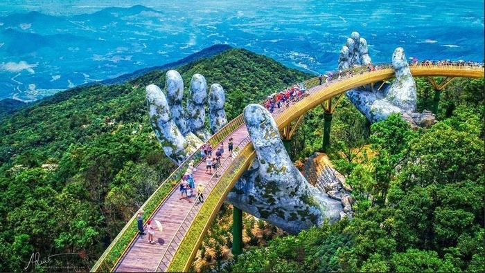 Những điều bất ngờ về cây cầu mạ vàng, nằm "lọt" trong đôi tay khổng lồ độc nhất Đà Nẵng!