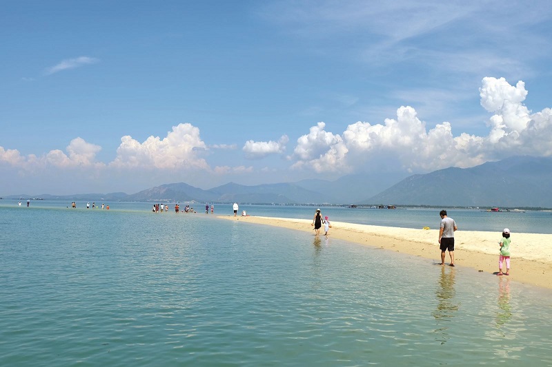 Đến đảo Điệp Sơn ngắm đường đi trên biển