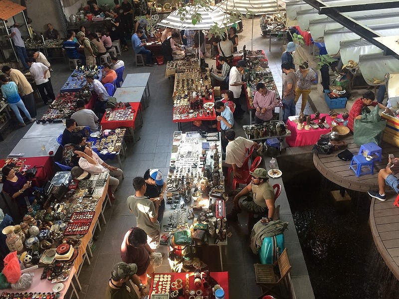 Chợ “phiên” đồ cổ hút khách ở đất Gia Định xưa