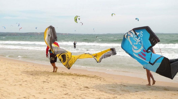 Du lịch Bình Thuận cùng trải nghiệm lướt ván diều với giá 150.000 đồng/h trên biển